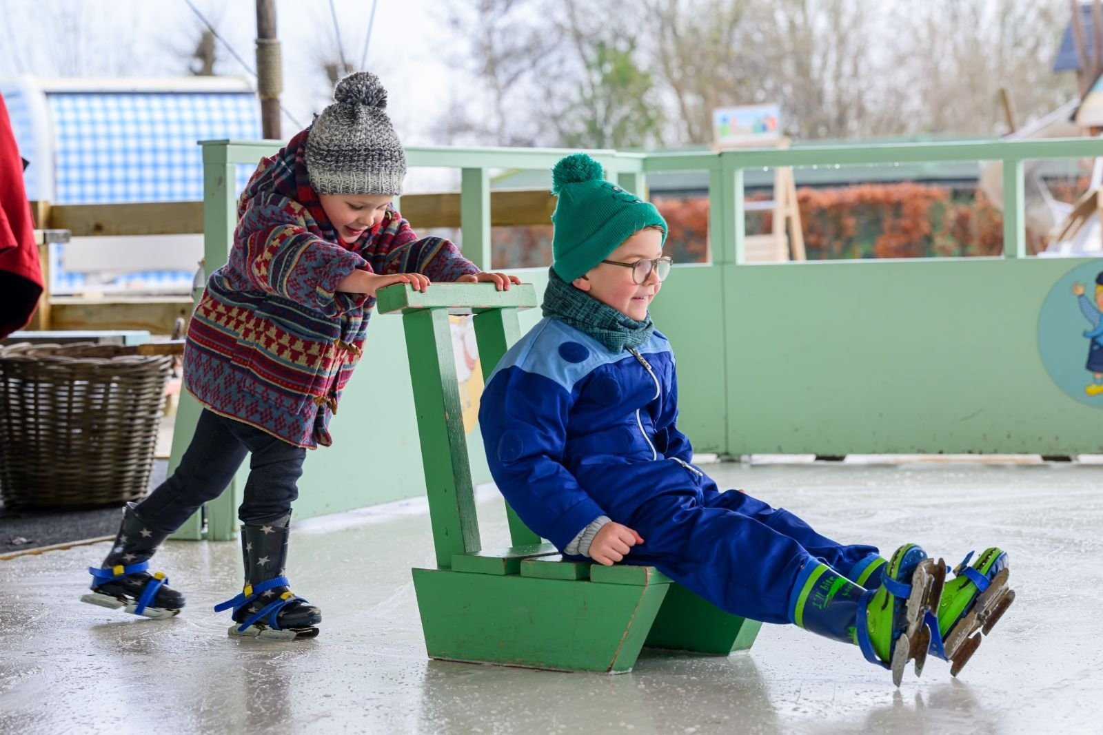 Kinderen schaatsen op de schaatsbaan